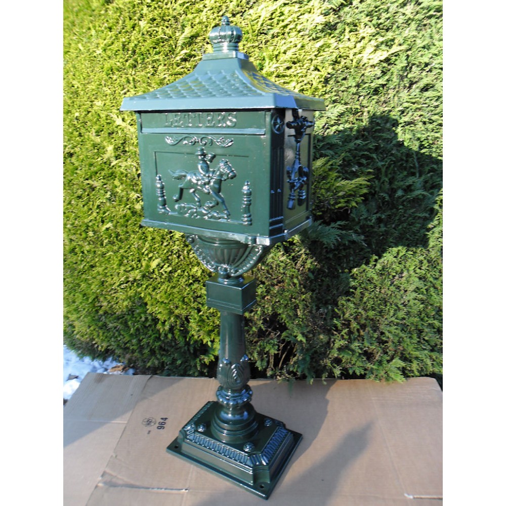 Engelse brievenbus op poot donkergroen