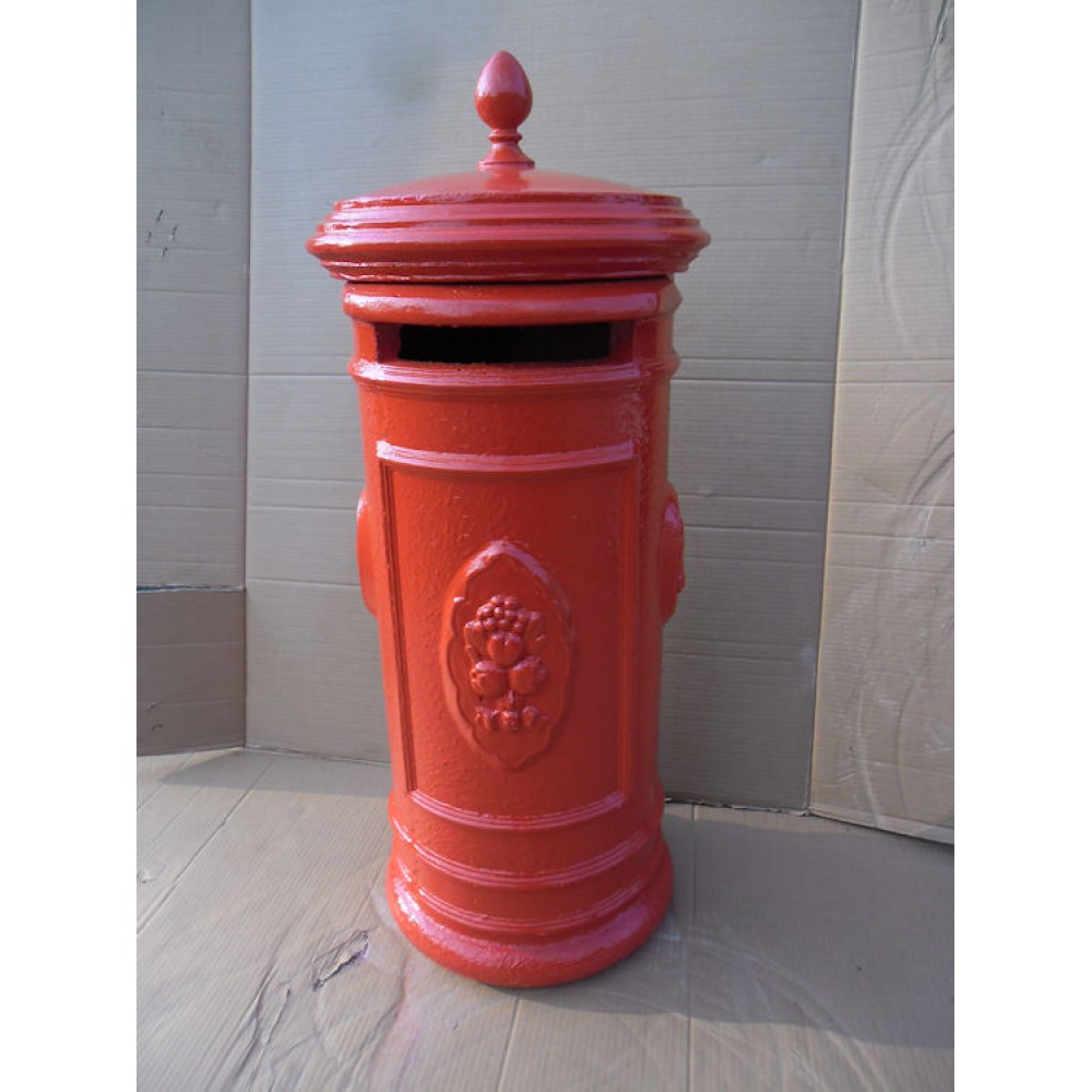Engelse brievenbus rond rood